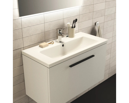 Badezimmer mit Waschbecken, Armatur und Unterschrank