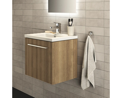 Badezimmer mit Waschtischunterschrank, Waschbecken, Armatur und Handtuchhalter