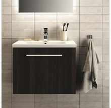 Waschtischunterschrank mit Armatur, Handtuch und Badaccessoires in modernem Badezimmer