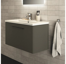 Modernes Badezimmer mit Waschbeckenunterschrank, Armatur und Handtuchhalter