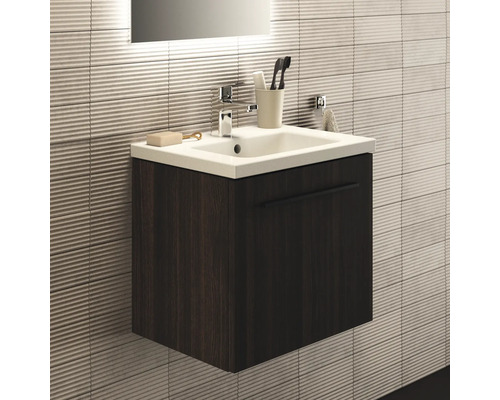 Badezimmer Waschtisch mit Unterschrank, Armatur, Seife und Zahnputzbecher