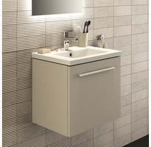 Modernes Badezimmer mit Waschbeckenunterschrank und Armatur vor strukturierter Wand