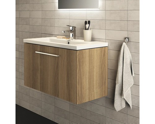 Badezimmer Waschbeckenunterschrank mit Waschbecken, Armatur, Handtuch und Bad-Accessoires.