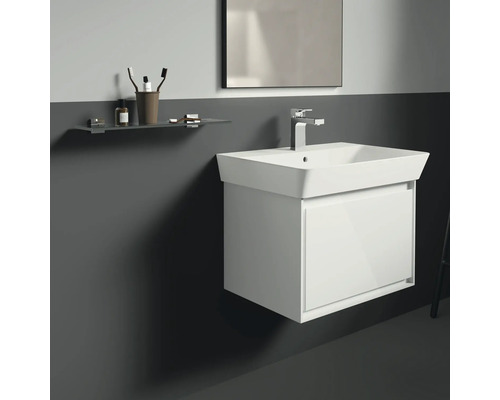 Modernes Badezimmer mit Waschbeckenunterschrank, Spiegel und Ablage