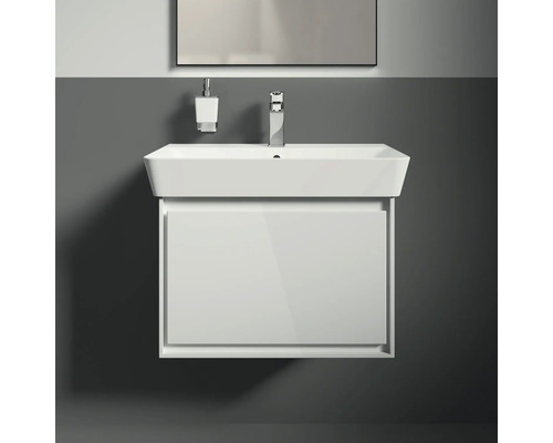Waschtisch mit Unterschrank und Armatur im Badezimmer