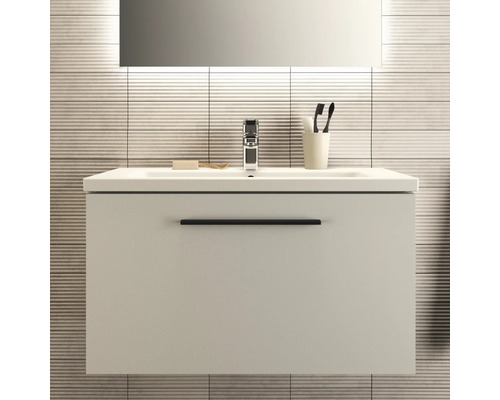 Badezimmer mit Waschbeckenunterschrank, Armatur, Spiegel und Badaccessoires