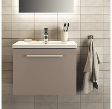 Badezimmer mit Waschbeckenunterschrank, Armatur und Handtuch