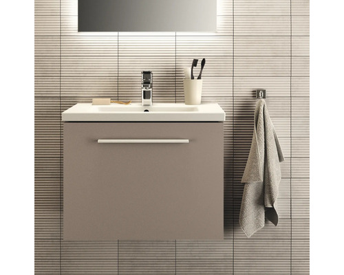 Badezimmer mit Waschbeckenunterschrank, Armatur und Handtuch
