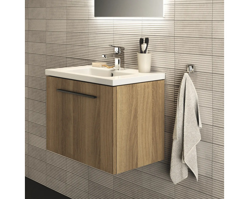 Badezimmer mit Waschtischunterschrank, Waschbecken, Armatur und Handtuchhalter