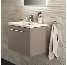 Badezimmer mit Waschbecken, Unterschrank, Armatur, Handtuch und Spiegel