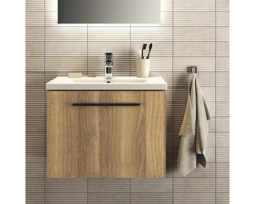 Badezimmerwaschtisch mit Holzdekor, Armatur, Handtuch und Spiegel