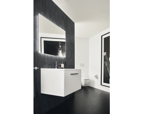 Badezimmer mit Waschtisch, Spiegel und Toilette in modernem Design