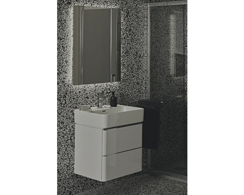 Modernes Badezimmer mit Waschbeckenunterschrank, Spiegel und Dusche