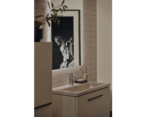 Badezimmer mit Waschtisch, Spiegel und Accessoires