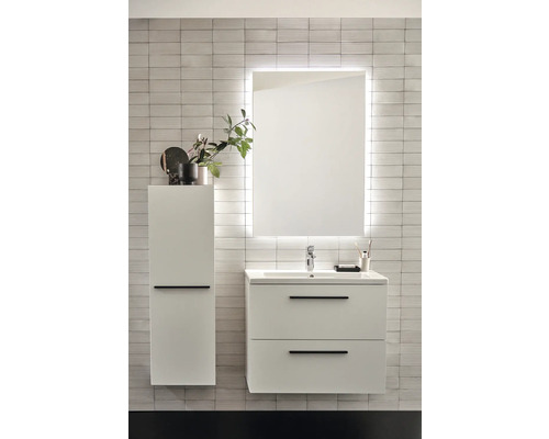 Badezimmer mit Waschtischunterschrank, Spiegelschrank mit Beleuchtung und Hochschrank vor einer gefliesten Wand