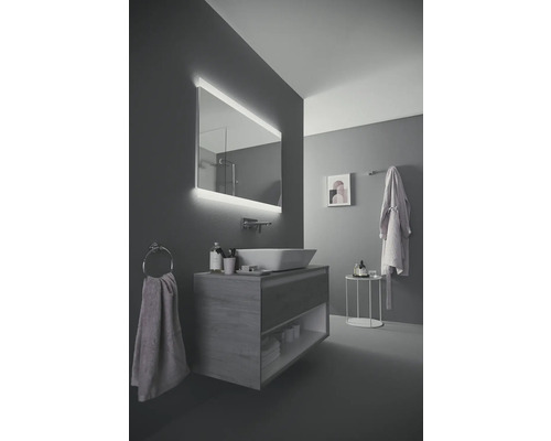 Modernes Badezimmer mit beleuchtetem Spiegel, Waschtisch und Handtuchhalter