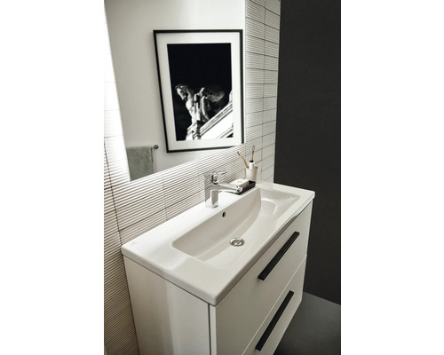 Modernes Badezimmer mit Waschbeckenunterschrank, Armatur und Spiegel