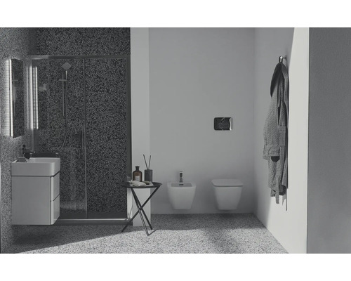 Badezimmer mit Dusche, Waschbeckenunterschrank, Bidet und Toilette
