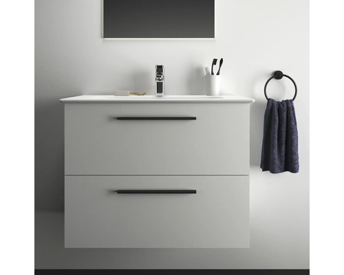 Waschtisch mit zwei Schubladen, Armatur, Handtuchring und Spiegel im Badezimmer