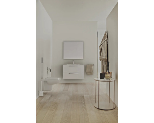 Helles Badezimmer mit Waschtisch, Spiegel, Bidet und Beistelltisch