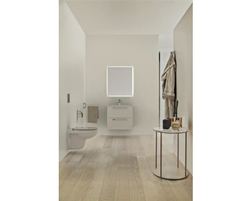 Badezimmer mit Toilette, Waschtischunterschrank, Spiegel und Beistelltisch