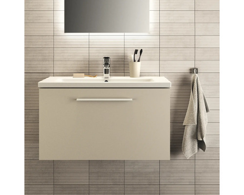 Badezimmer mit Waschtischunterschrank, Waschbecken, Armatur, Handtuch und Spiegel