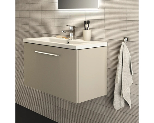 Waschtischunterschrank mit Waschbecken, Armatur, Handtuch und Accessoires im Badezimmer