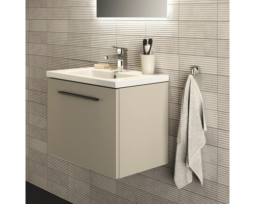 Modernes Badezimmer mit Waschtisch und Handtuchhalter