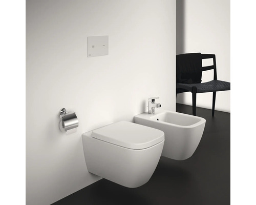 Modernes Badezimmer mit wandhängendem WC und Bidet