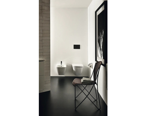 Modernes Badezimmer mit Toilette, Bidet und Stuhl