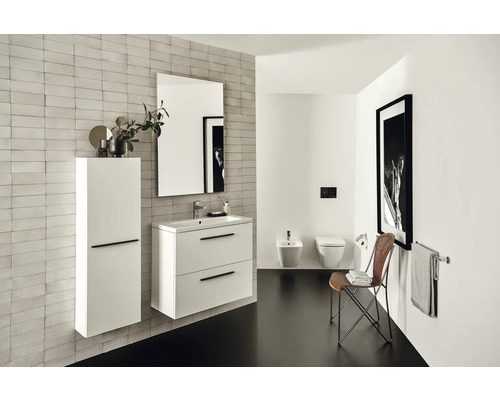 Helles Badezimmer mit Waschbeckenunterschrank, Spiegelschrank und Toilette