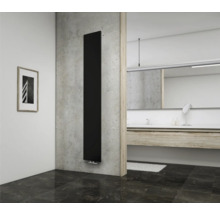 Modernes Badezimmer mit Paneelheizkörper, Waschtisch und Spiegel