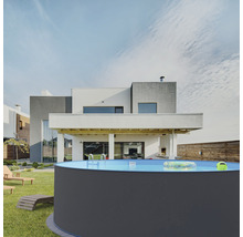Aufblasbarer Pool im Garten vor modernem Haus