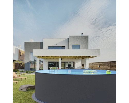 Aufblasbarer Pool im Garten vor modernem Haus
