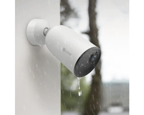 EZVIZ Überwachungskamera für den Aussenbereich im Regen.