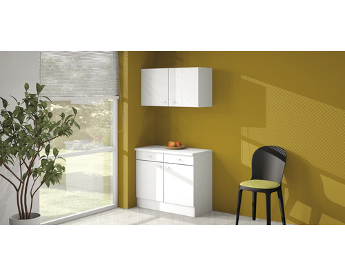 Küchenszene mit einem Unterschrank, einem Hängeschrank und einem Stuhl in einem hellen Raum.