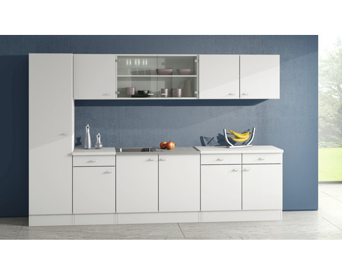 Moderne Küche mit weißen Schränken und Arbeitsplatten für eine helle und organisierte Raumatmosphäre.