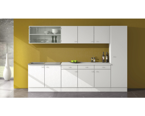 Helle Küche mit Ober- und Unterschränken sowie Spüle