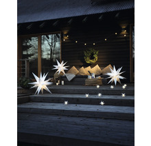 Holzterrasse mit beleuchteten Sternen, Lichterkette und Dekoration für den Aussenbereich