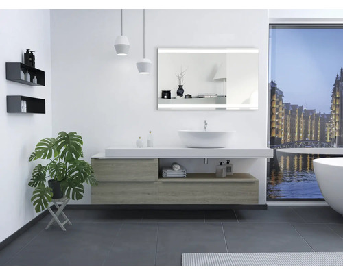 Helles Badezimmer mit Waschtisch, Spiegel, Badewanne und Fenster mit Stadtblick