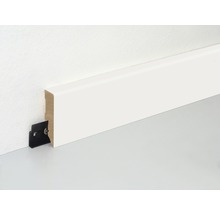 Weiß lackierte Sockelleiste mit Clipbefestigung an einer Wand.