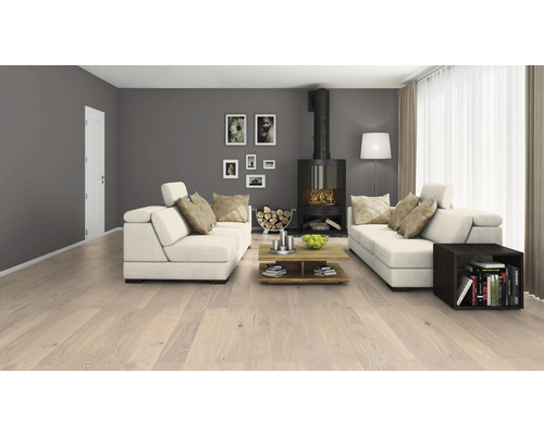 Wohnzimmer mit hellem Holzboden, Sofas, Kamin und Dekoration für eine gemütliche Atmosphäre.