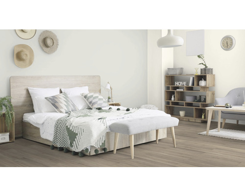 Helles Schlafzimmer mit Bett, Ablage und Dekoration