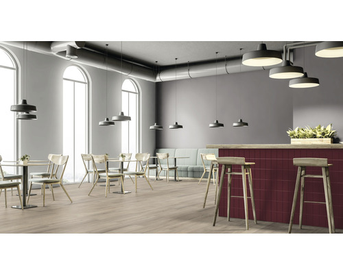 Gastraum mit Tischen, Stühlen, Bar und Beleuchtung