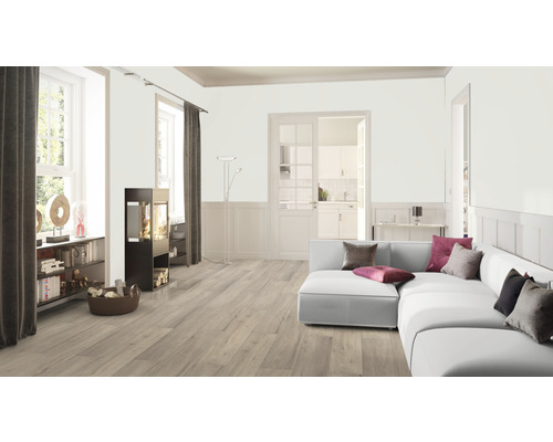 Heller Wohnraum mit Holzboden, Sofa, Kamin und Bücherregal