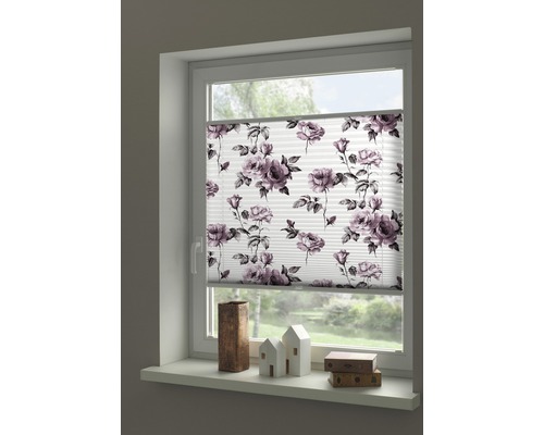 Fenster mit Faltrollo mit Rosenmuster
