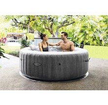 Aufblasbarer Intex Whirlpool mit zwei Personen im Garten
