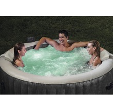 Aufblasbarer Whirlpool mit drei Personen im Wasser