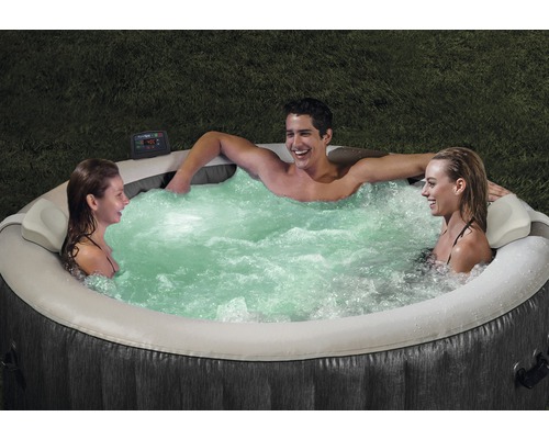 Aufblasbarer Whirlpool mit drei Personen im Wasser