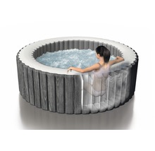 Runder Whirlpool mit Holzverkleidung und einer Person